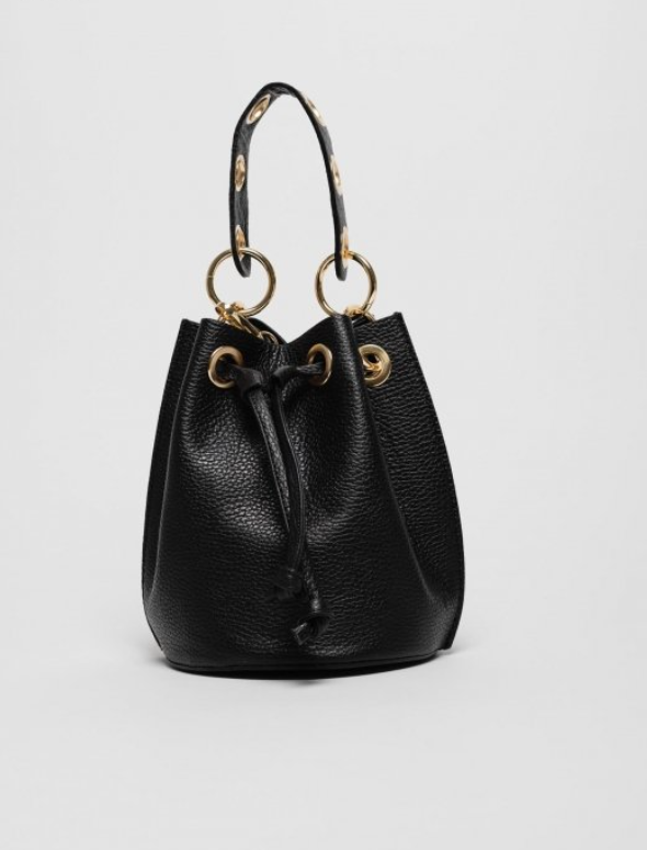 mini bag de piel negro, con cadena para llevar de bandolera color oro. cuero de calidad