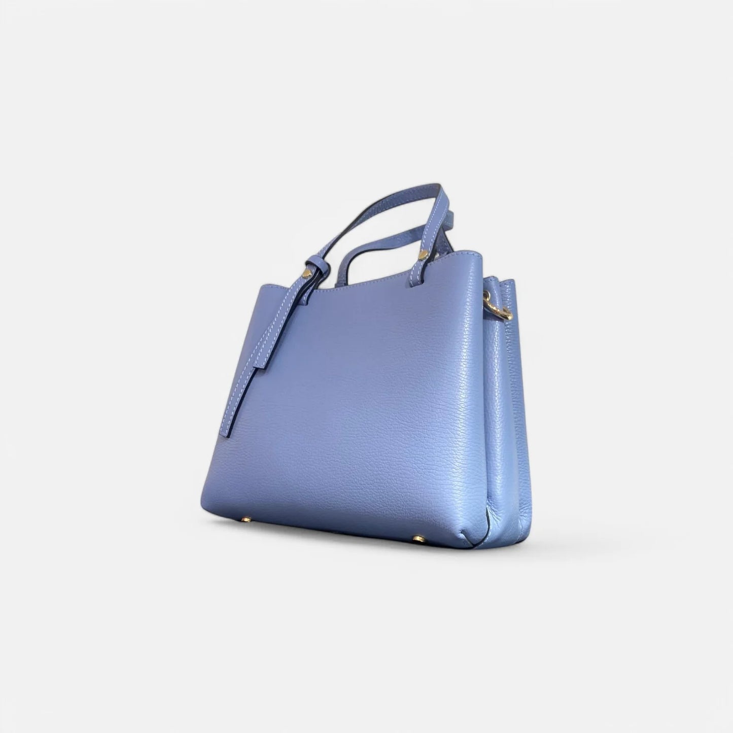 Bolso de piel azul para mujer con estructura elegante y acabado de alta calidad. Diseño espacioso con asas dobles y detalles dorados, perfecto para looks sofisticados. Compra este exclusivo bolso de piel en nuestra tienda online.