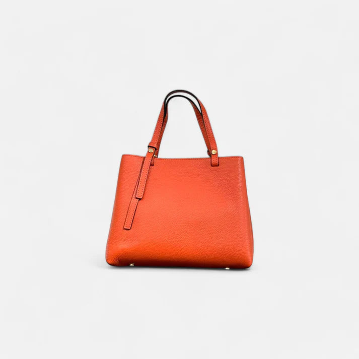 Bolso de piel naranja para mujer, en cuero genuino. Diseño minimalista y detalles dorados