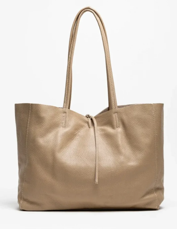 Bolso shopper de piel gris, diseño elegante con cierre de cordón y asas largas. Compra bolsos de piel online.