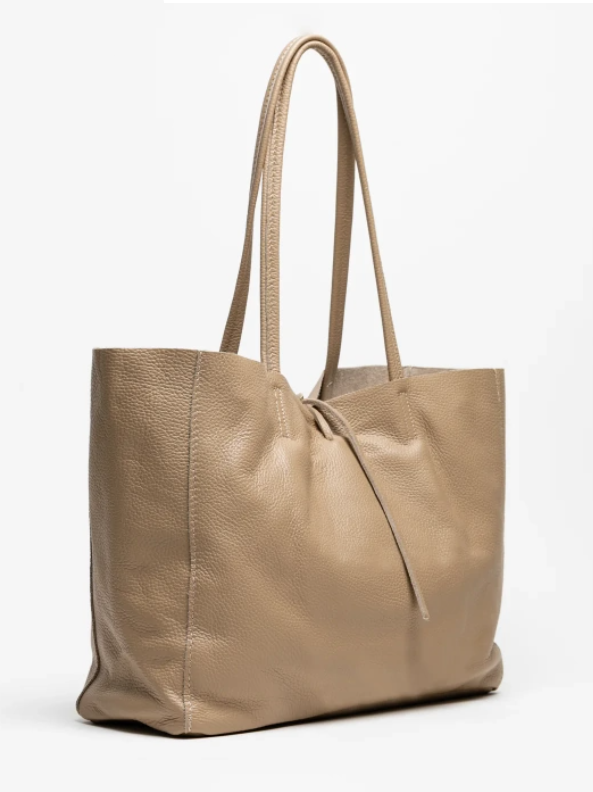 Bolso shopper de piel gris, diseño elegante con cierre de cordón y asas largas. Compra bolsos de piel online.