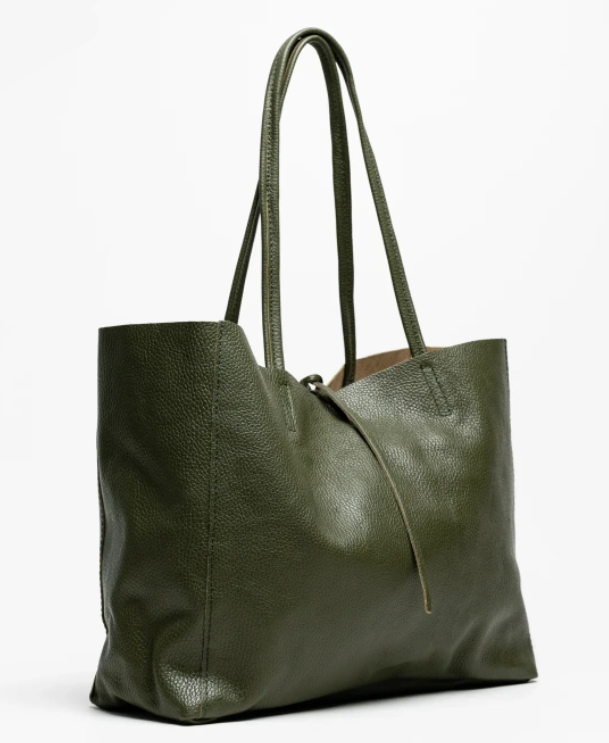 Bolso shopper de piel verde, diseño elegante con cierre de cordón y asas largas. Compra bolsos de piel online.