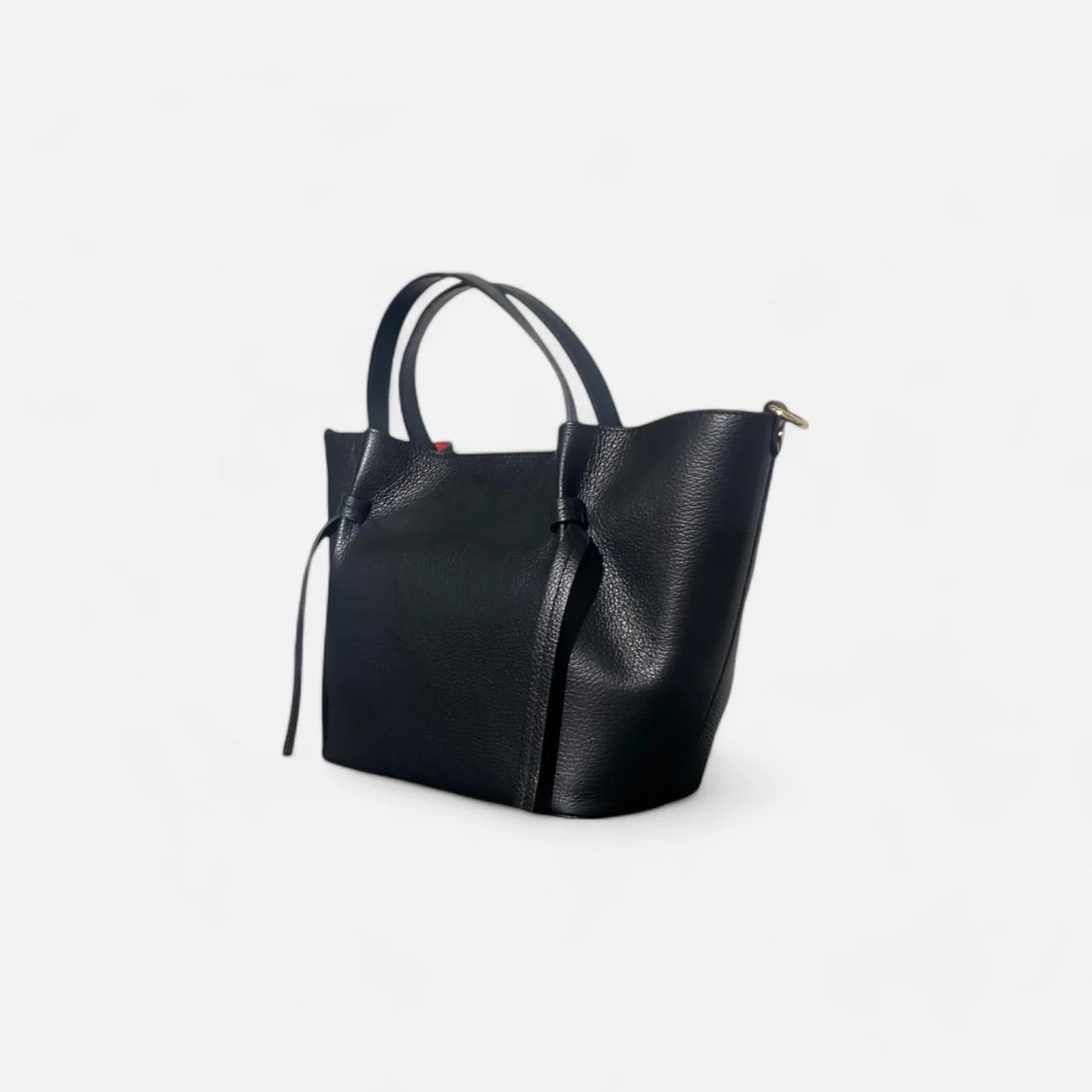 Lateral bolso tote de piel negro con interior rojo, asas y detalles de lazo, comprar bolso de cuero autentico barato