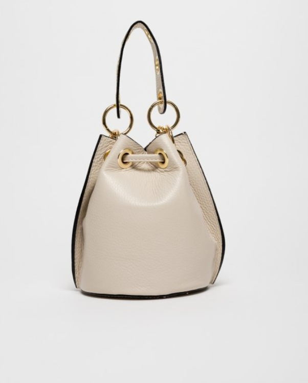 trasero mini bag beige de piel, herrajes en dorado y cadena para llevar en bandolera