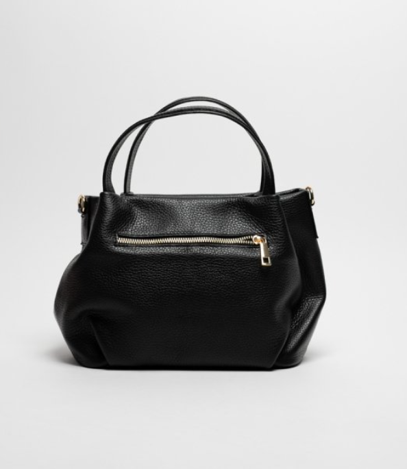 trasero bolso piel negro con cremallera exterior asas y correa. herraje dorado