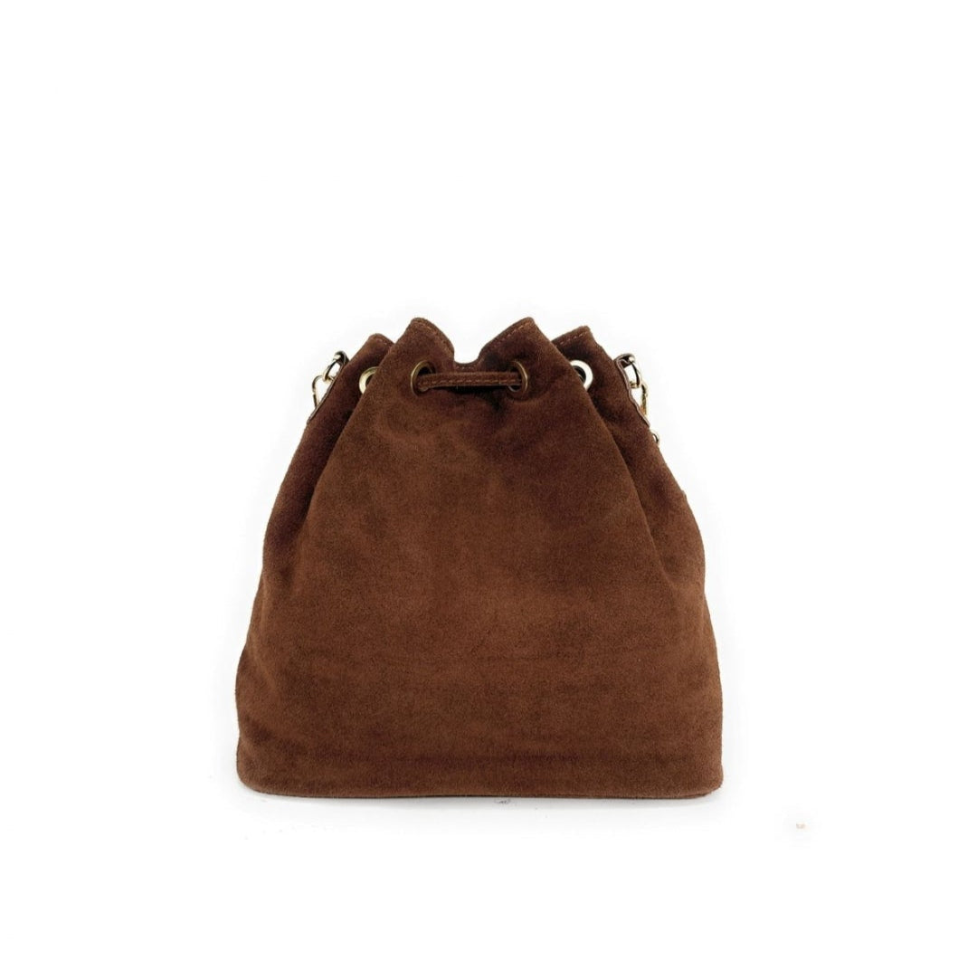 parte trasera bolso de piel de ante marrón con flecos. estilo boho chic