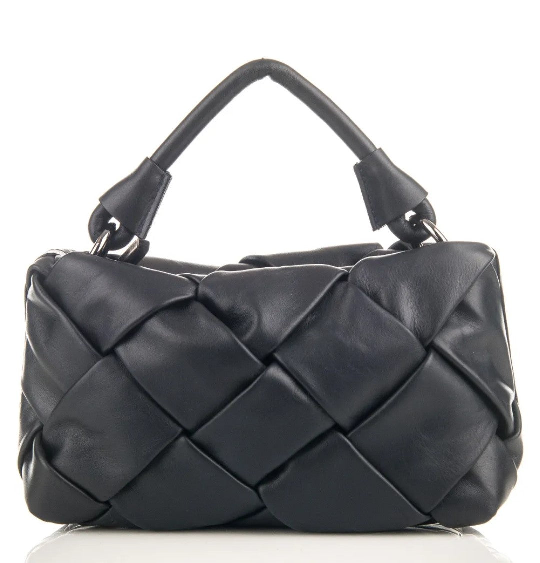 Bolso de piel negro trenzado con asa corta. Diseño italiano elegante, ideal como bolso de mano para mujer. Comprar bolsos de piel online.