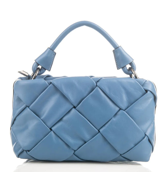 Bolso de piel azul con diseño acolchado entrelazado y asa corta. Elegante y moderno, perfecto para looks sofisticados. Accesorio versátil.