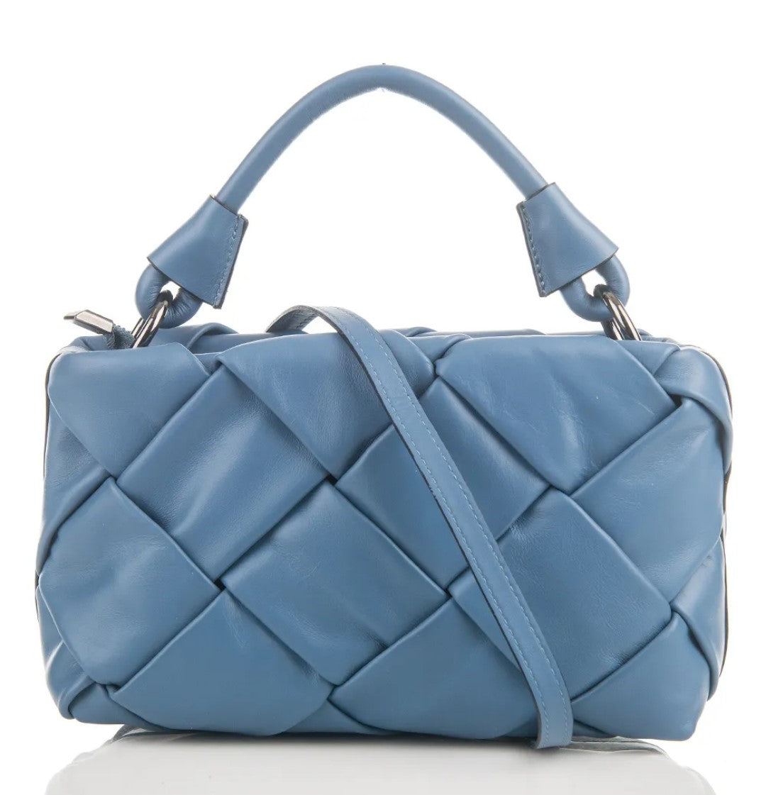 Bolso bandolera de piel azul con diseño trenzado. Elegante y versátil, perfecto para el día a día. Compra bolsos de piel online, estilo artesanal.