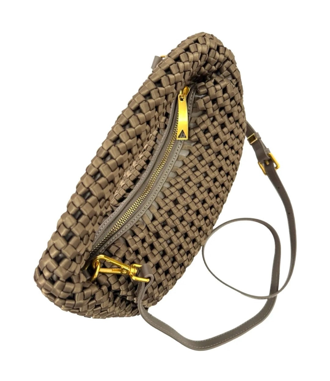 Bolso de piel trenzado con correa ajustable y cierre dorado. Diseño artesanal en marrón, ideal como bolso bandolera de mujer. Disponible en tienda online.