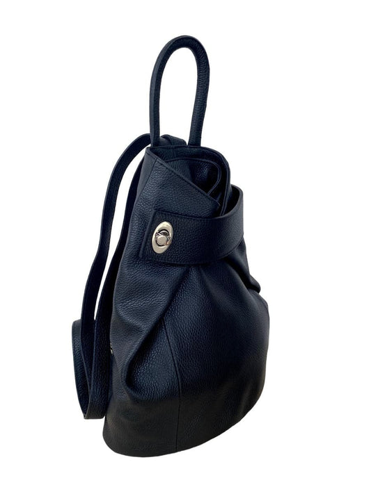 Mochila de piel negra para mujer, diseño elegante y versátil, dimensiones 36 cm de alto, 28 cm de ancho y 11 cm de profundidad, cierre con broche metálico, ideal para uso diario.