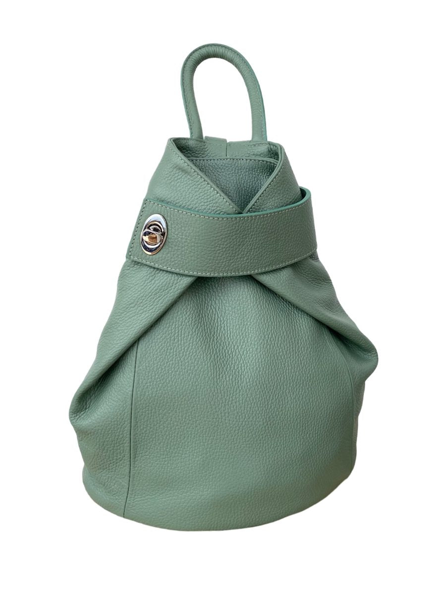Mochila de piel verde para mujer, diseño moderno y elegante, cierre con broche metálico plateado, ideal para el día a día, amplia y funcional, perfecta para combinar con cualquier outfit.