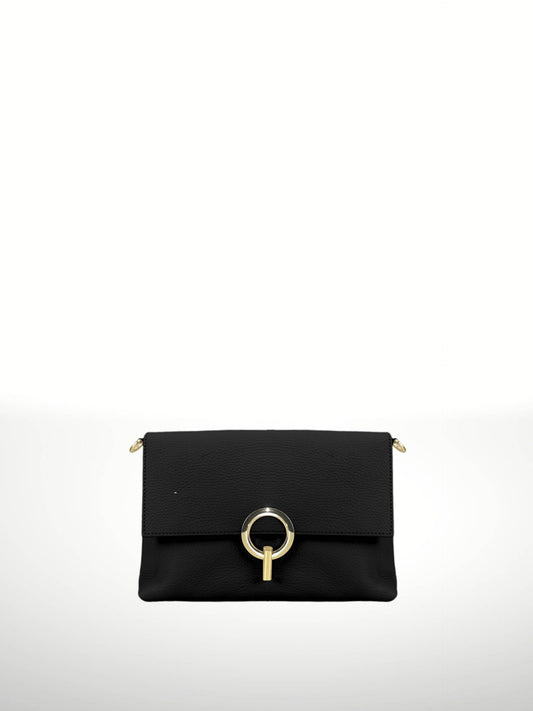 Bolso de piel negra para mujer con diseño elegante, cierre con anillo dorado y detalles metálicos. Compra bolsos de piel online