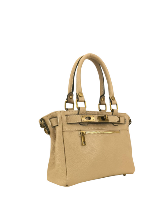 Bolso de piel beige con doble asa, detalles metálicos dorados y bolsillo frontal con cremallera. Ideal como bolso de mano o de hombro.