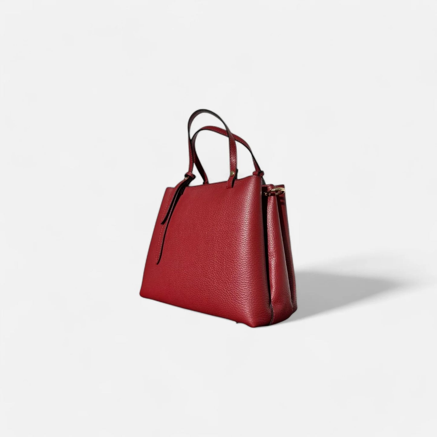 Bolso rojo de piel auténtica para mujer, diseño estructurado y texturizado. Ideal como bolso de mano o bandolera. Compra online.