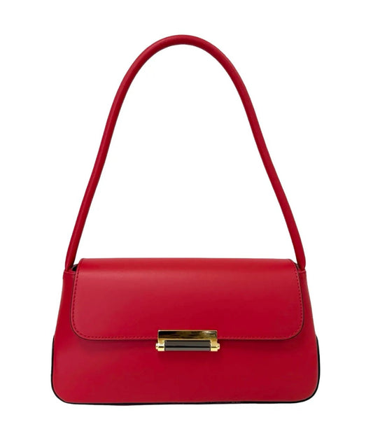 Bolso de piel rojo elegante con cierre metálico dorado y asa larga, ideal para llevar al hombro. Diseño minimalista y sofisticado.