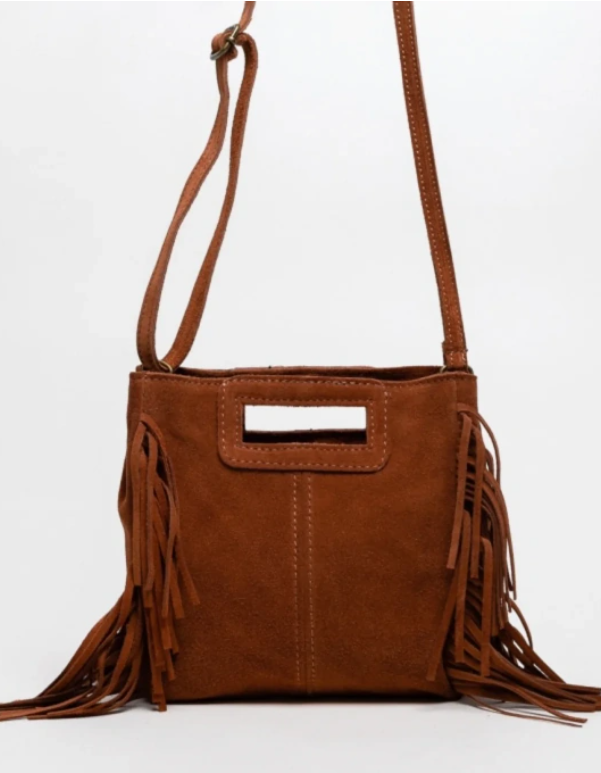 bolso ante marron con flecos y correa extraible. estilo boho y de calidad
