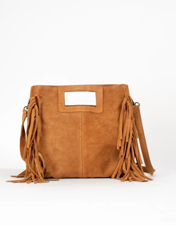 bolso de ante camel con flecos y correa extraible. estilo boho moderno para mujer