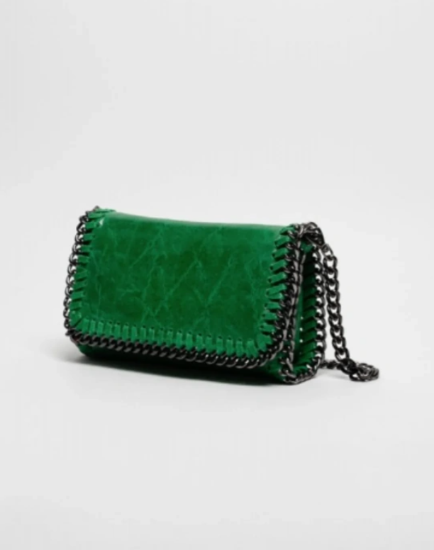Bolso bandolera de piel verde metalizada, elegante y moderno. Ideal para un look de fiesta. Compra tu bolso de piel online