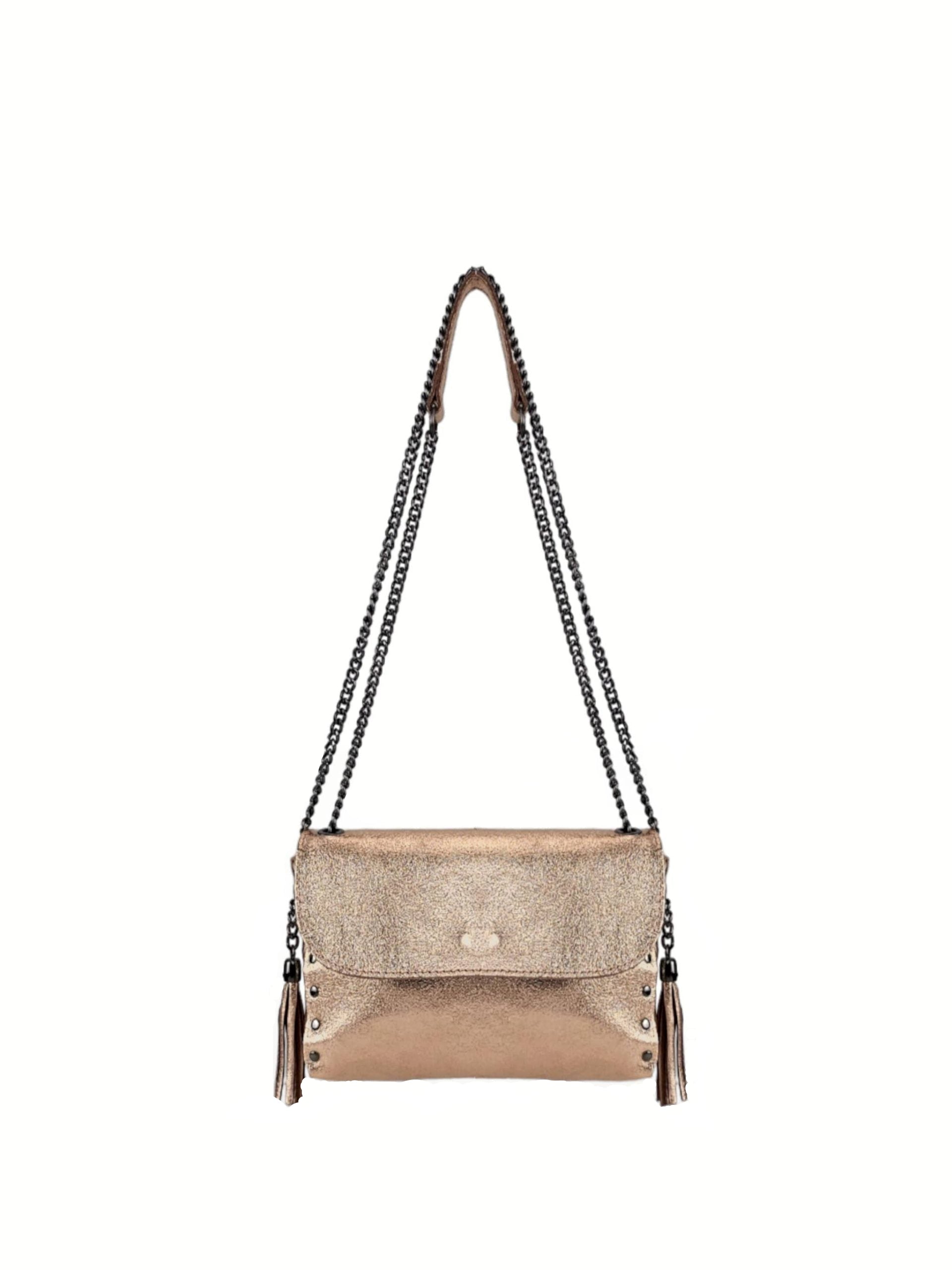 Bolso de piel oro rosa con cadena y tachuelas laterales. Diseño elegante y versátil para cualquier ocasión.