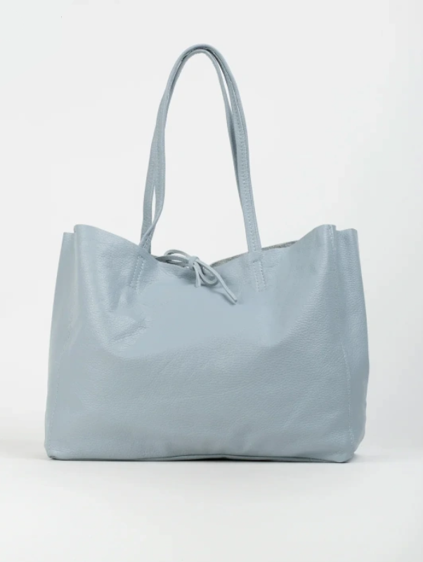 Bolso shopper de piel celeste, diseño elegante con cierre de cordón y asas largas. Compra bolsos de piel online.