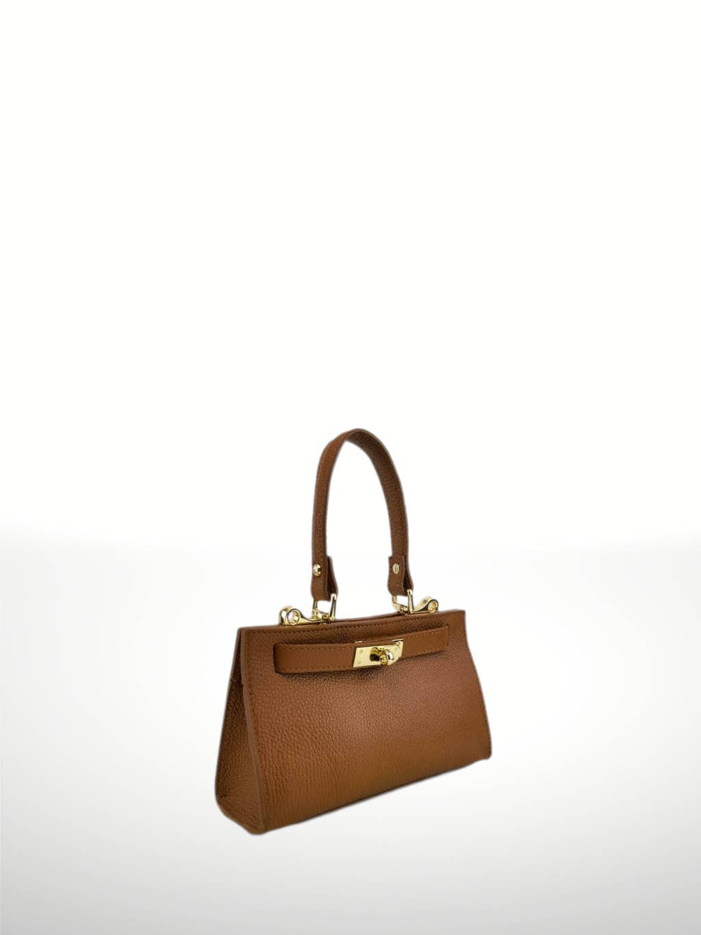 Bolso de cuero color camel con textura granulada, cierre metálico dorado y correa ajustable. Disponible online.