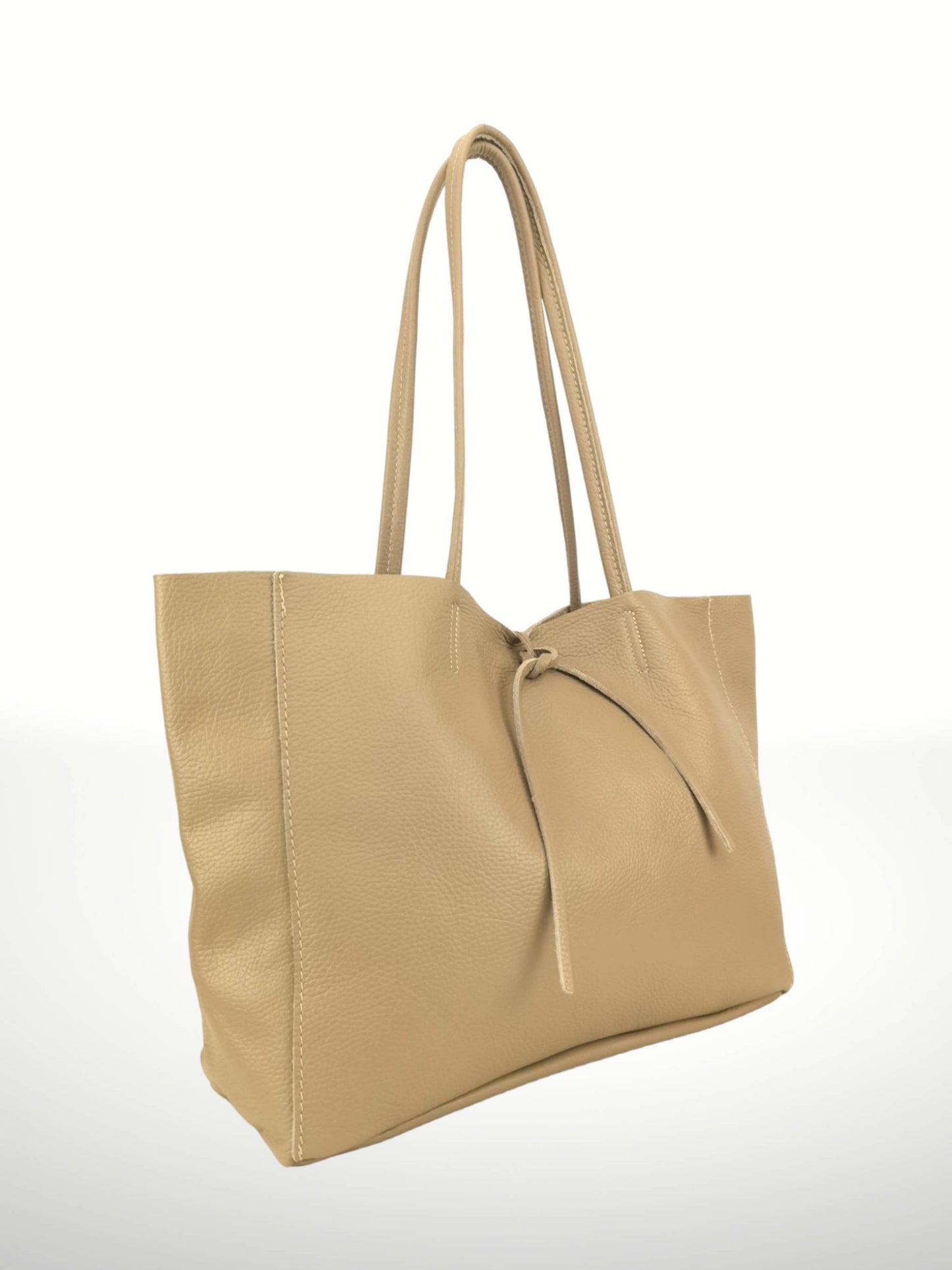 Bolso shopper de cuero beige para mujer, diseño elegante con cierre de cordón y asas largas. Compra bolsos de piel online