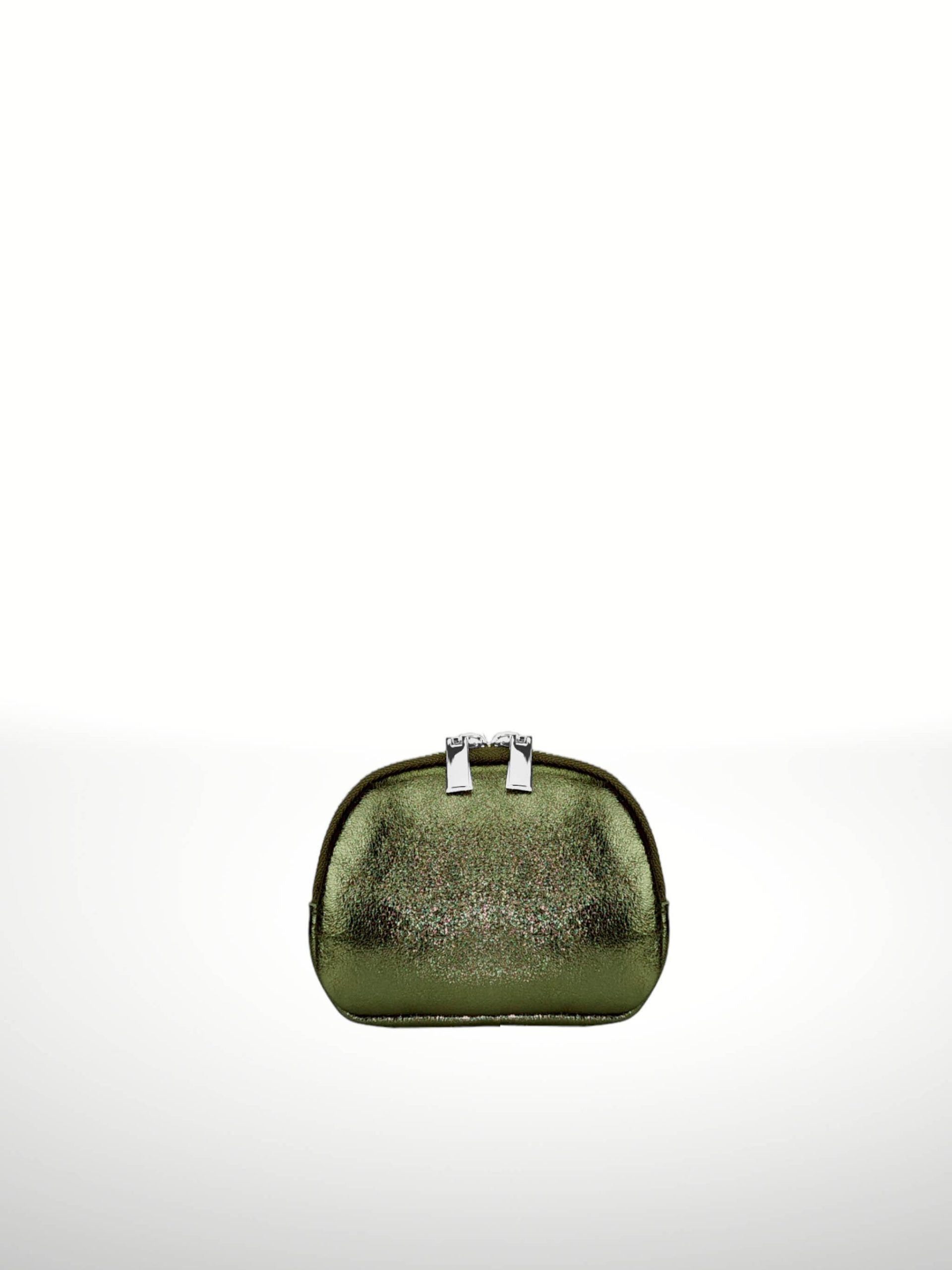 Monedero verde oliva brillante: Elegante y compacto, este monedero destaca por su acabado metálico en tono verde oliva con destellos sutiles. Su diseño sofisticado se complementa con un práctico cierre de cremallera plateado, ideal para llevar lo esencial con seguridad y estilo.