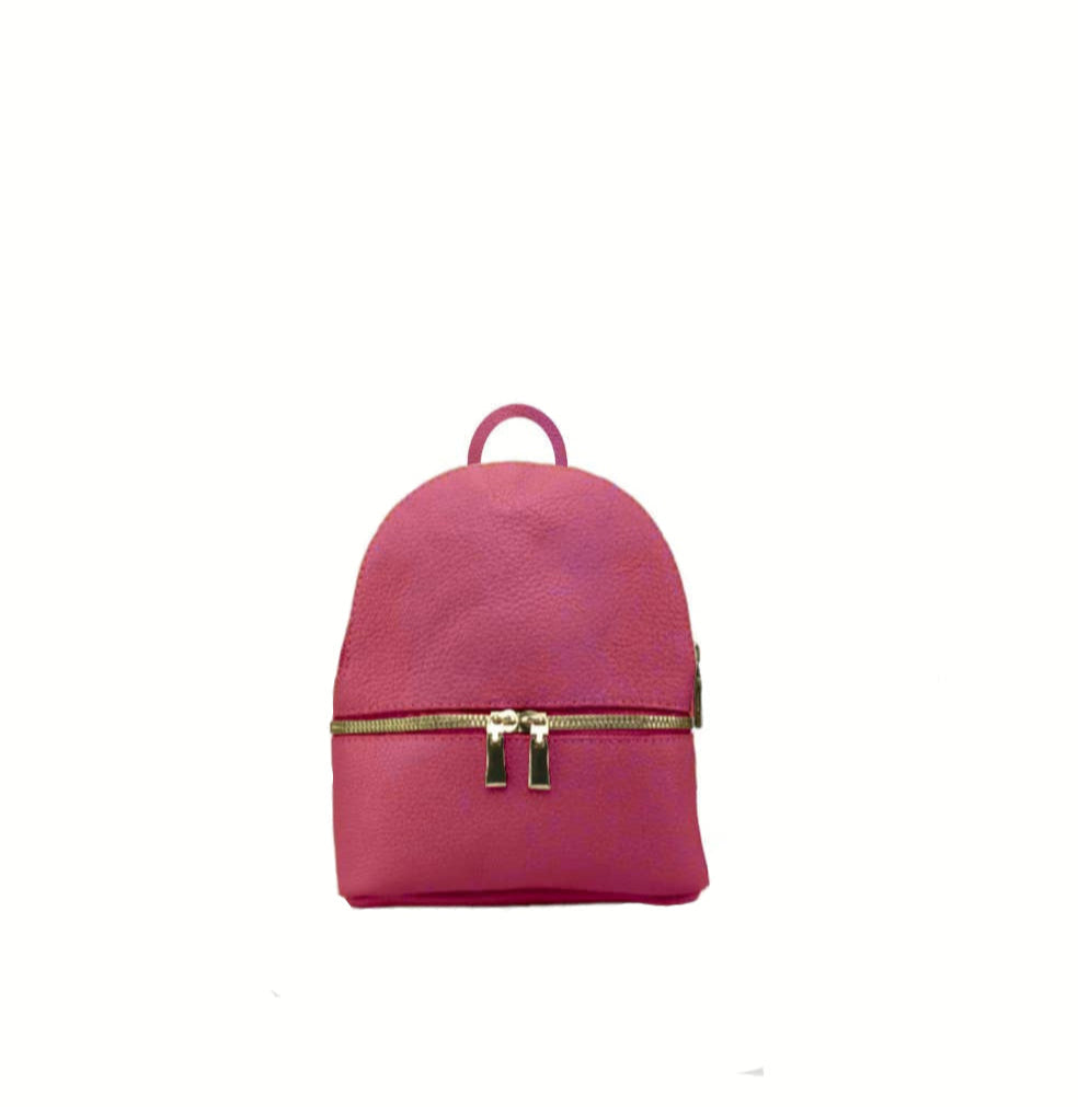 Mochila de cuero en color rosa vibrante con textura granulada y cremalleras doradas. Diseño moderno y funcional, ideal para looks urbanos y sofisticados