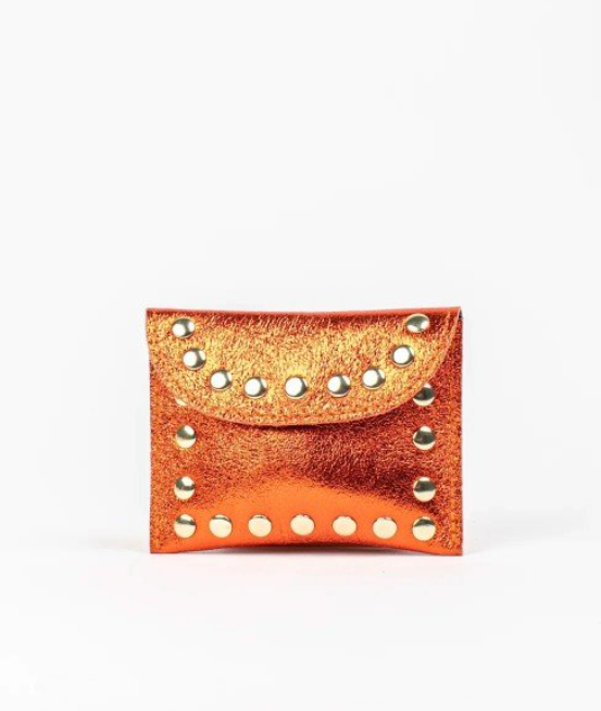 monedero piel en color naranja con tachuelas, estilo new rock. cuero artesanal