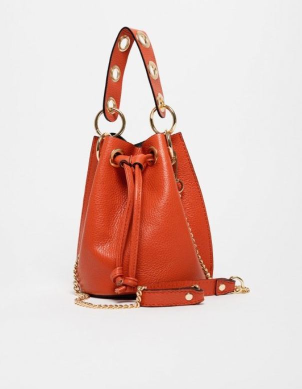 mini bag de piel naranja, con cadena para llevar de bandolera color oro. cuero de calidad