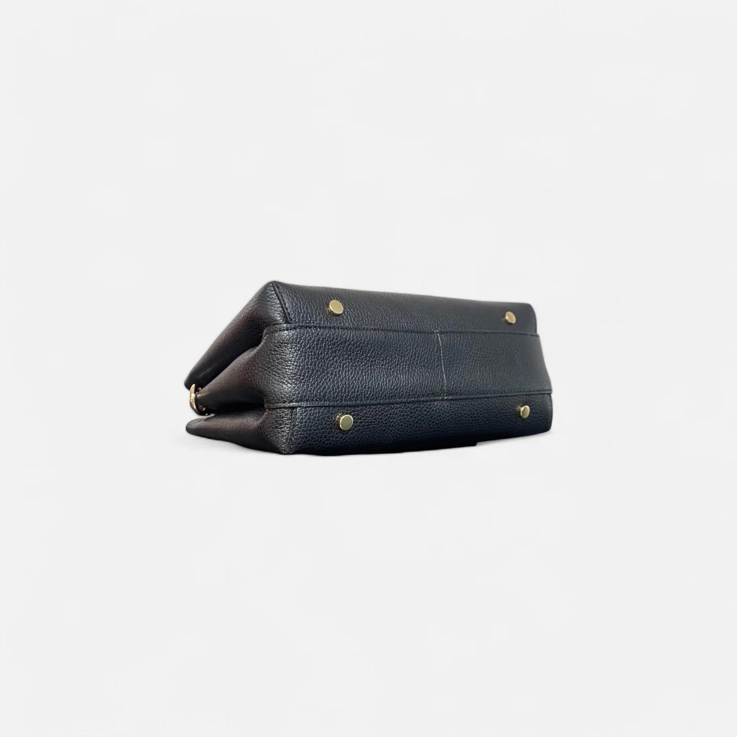 Bolso negro de piel para mujer, vista 
 abajo. Ideal como bolso de mano o bandolera. Compra online