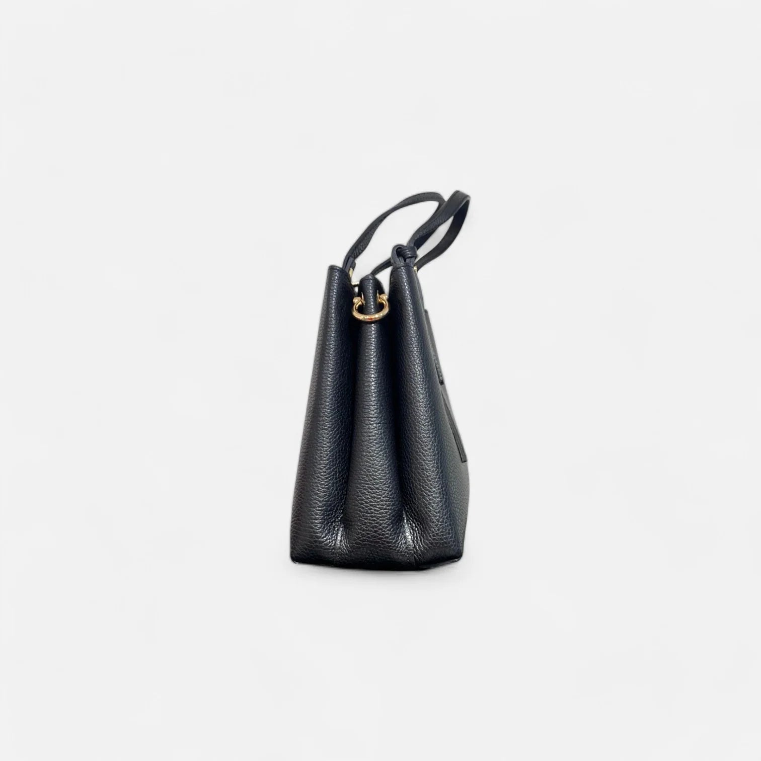 Bolso negro de piel para mujer, diseño estructurado y compartimentos amplios. Ideal como bolso de mano o bandolera. Compra online