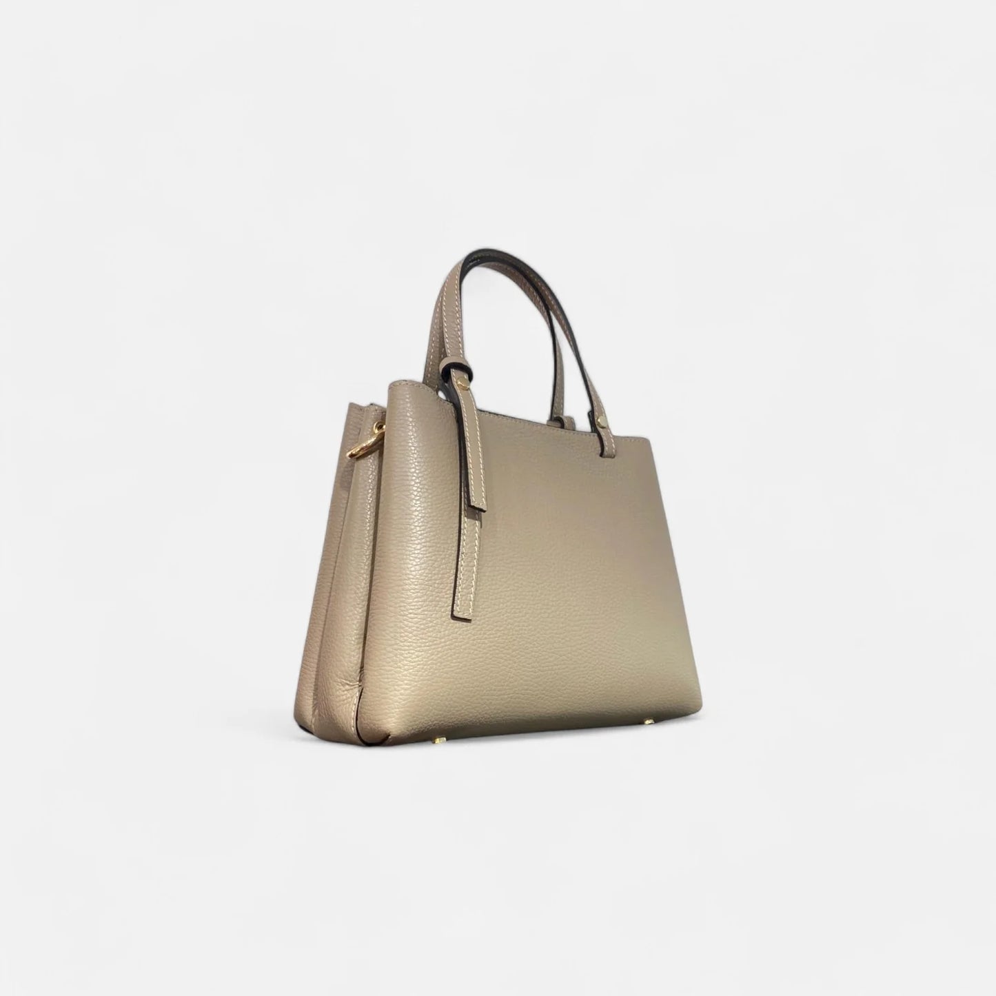 Bolso de piel beige con diseño estructurado y elegante. Cuenta con doble compartimento, asas resistentes y detalles dorados.